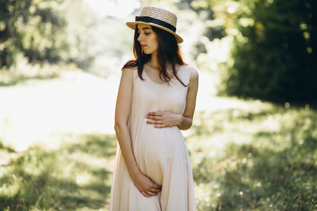 Donna incinta nel parco