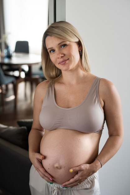 Donna incinta sorridente di colpo medio