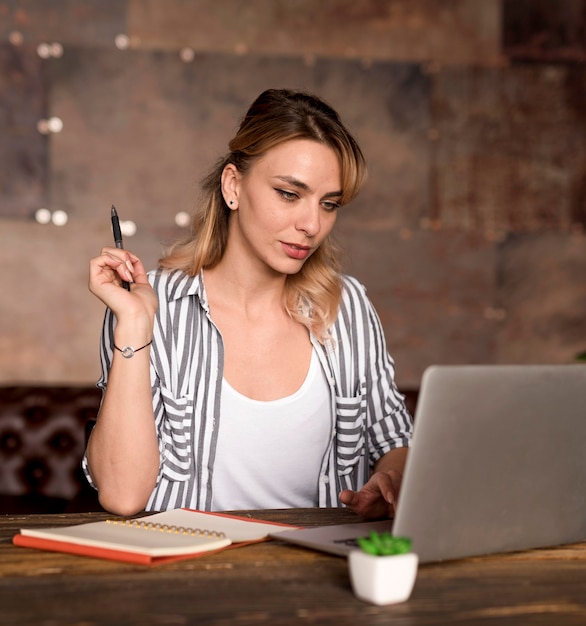 Donna indipendente che verifica computer portatile