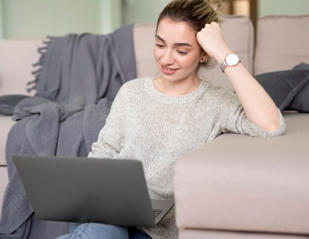 Donna indipendente dell'angolo alto che lavora al computer portatile