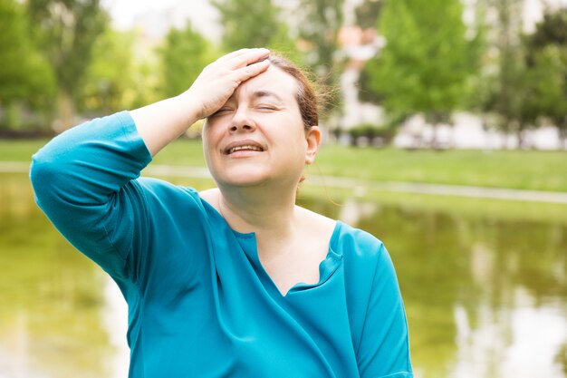 Donna infelice frustrata che soffre di mal di testa