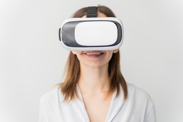 Donna innovare energia in stile realtà virtuale