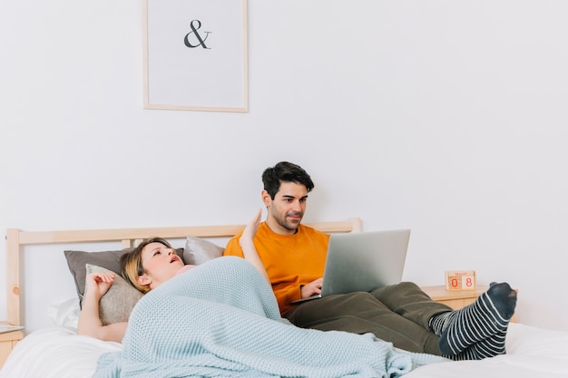 Donna insoddisfatta che discute con l&#39;uomo con il computer portatile