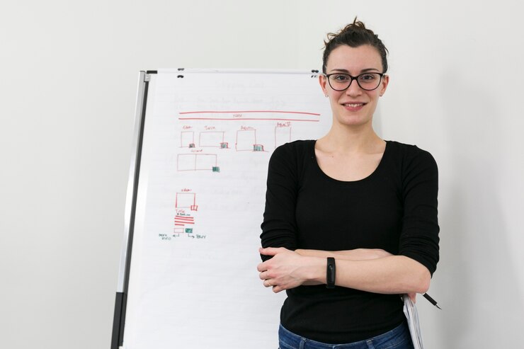 Foto gratuito donna intelligente con bordo in ufficio