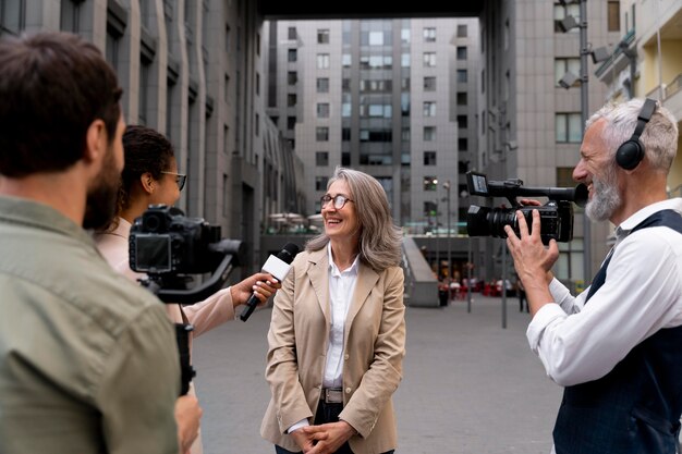 Donna intervistata all'aperto