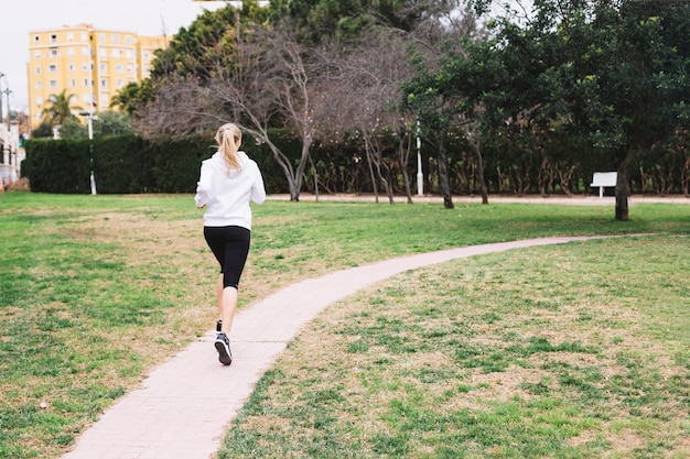 Donna irriconoscibile che corre nel parco