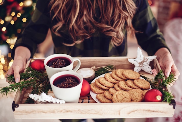 Donna irriconoscibile che tiene vassoio con spuntino