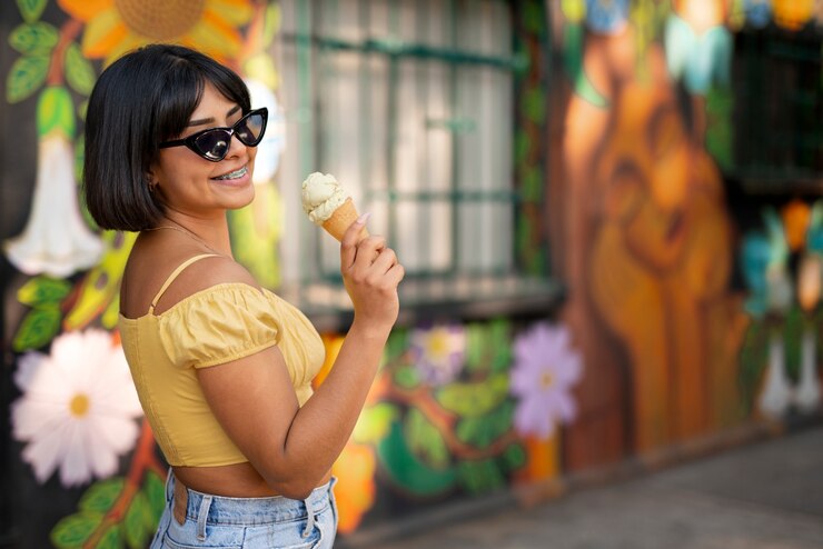 Foto gratuito donna ispanica del colpo medio che mangia il gelato