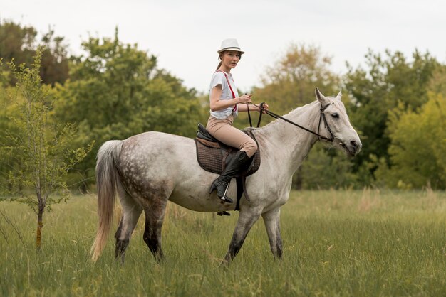 Donna liberare un cavallo in campagna