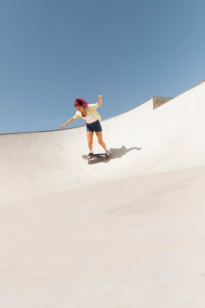 Donna lunga con lo skateboard