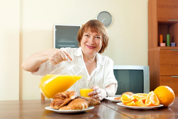 Donna matura che ha la prima colazione