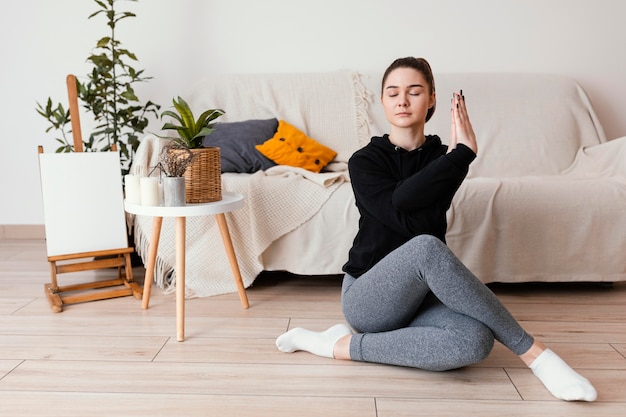 Donna meditando al coperto