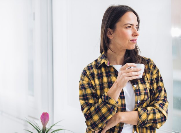 Donna moderna che beve caffè