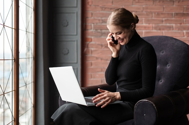 Donna moderna che parla sopra il telefono