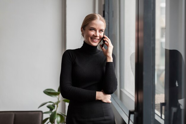 Donna moderna di smiley che parla sopra il telefono