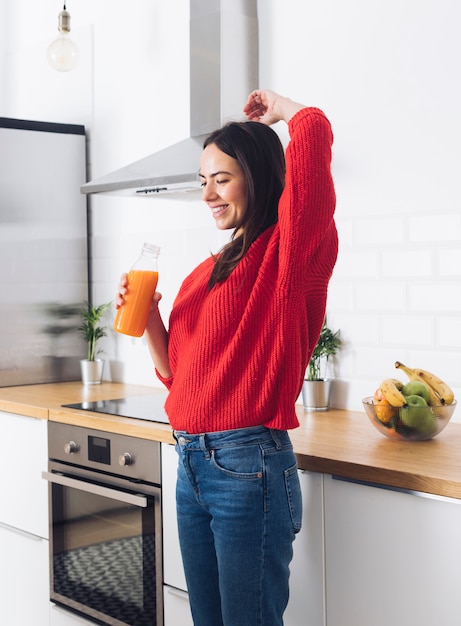 Donna moderna in cucina