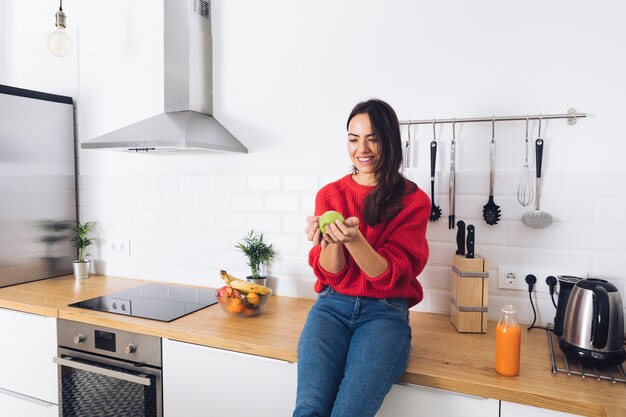 Donna moderna in cucina