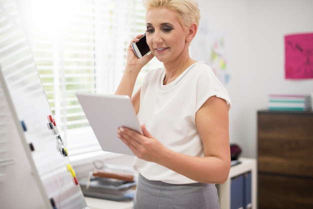 Donna molto impegnata che lavora in ufficio