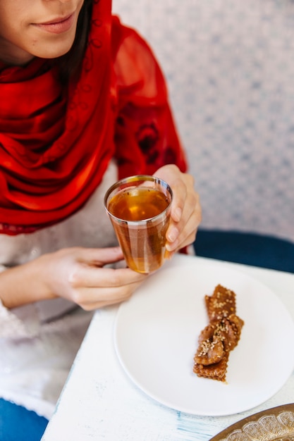 Donna musulmana che beve il tè