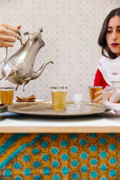 Donna musulmana che beve tè