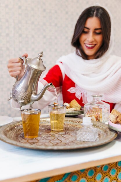 Donna musulmana che beve tè