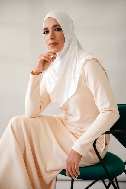 Donna musulmana che indossa il colpo medio dell'hijab