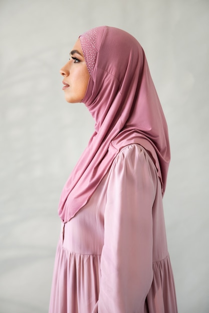 Donna musulmana che indossa la vista laterale dell'hijab rosa