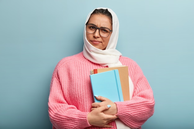 Donna musulmana che indossa un maglione rosa