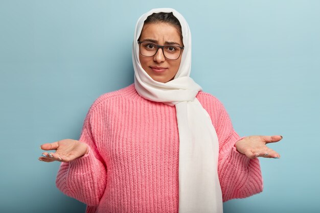 Donna musulmana che indossa un maglione rosa
