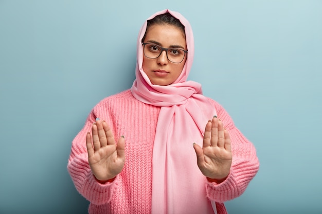 Donna musulmana che indossa un maglione rosa