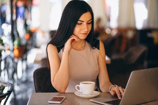 Donna musulmana di affari che lavora al computer