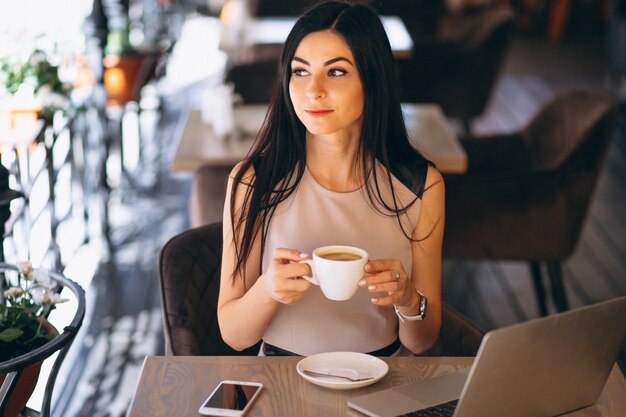 Donna musulmana di affari che lavora al computer