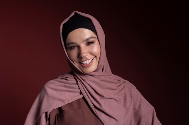 Donna musulmana sorridente che indossa un hijab