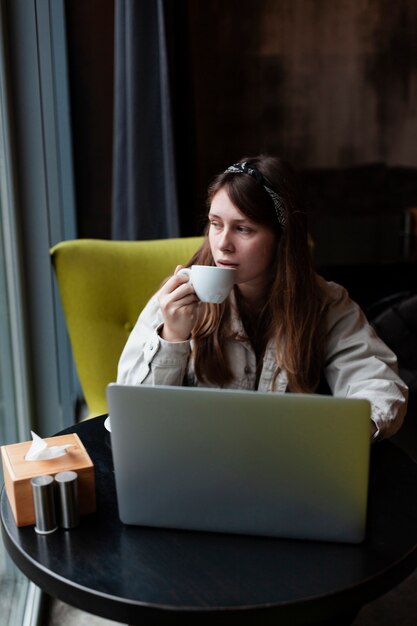 Donna naturale nella vista frontale del caffè