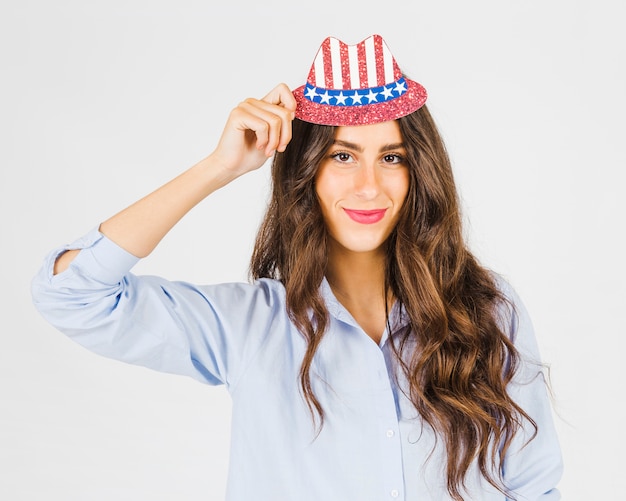 Donna nel cappello della bandiera USA