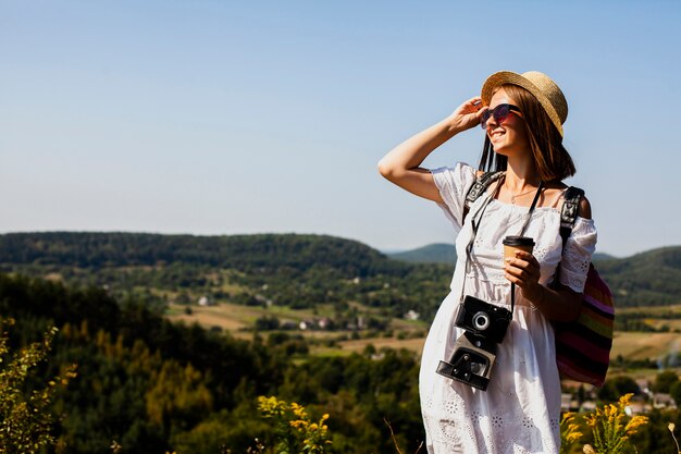 Donna nel distogliere lo sguardo bianco della macchina fotografica e del vestito