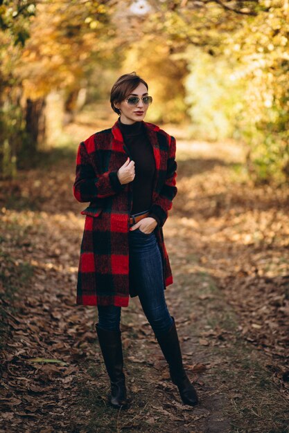 Donna nel parco d&#39;autunno