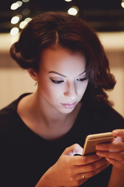 Donna nel ristorante utilizzando lo smartphone