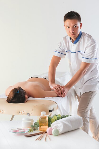 Donna nel salone di massaggio che riceve un massaggio