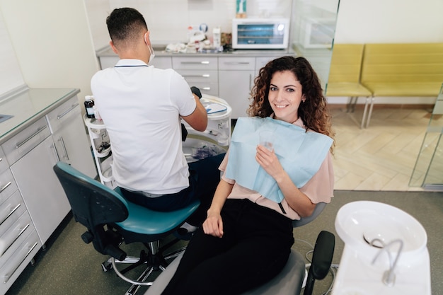 Donna nel sorridere dell'ufficio del dentista