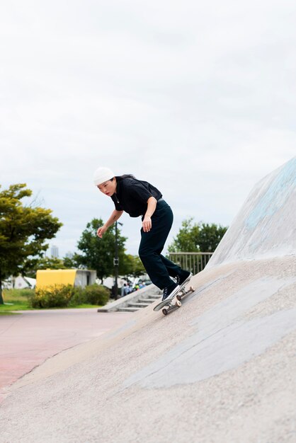 Donna nell'allenamento dello skate park