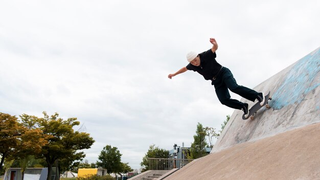 Donna nell'allenamento dello skate park