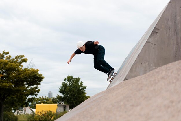 Donna nell'allenamento dello skate park