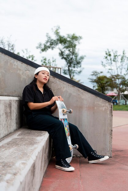 Donna nell'allenamento dello skate park