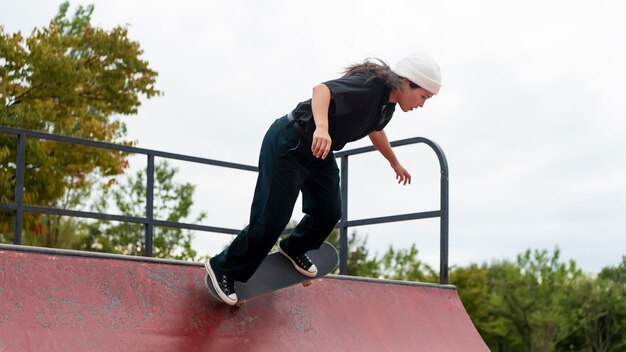 Donna nell'allenamento dello skate park