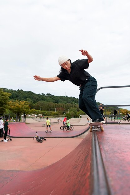 Donna nell'allenamento dello skate park