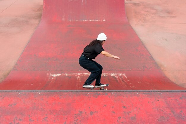 Donna nell'allenamento dello skate park