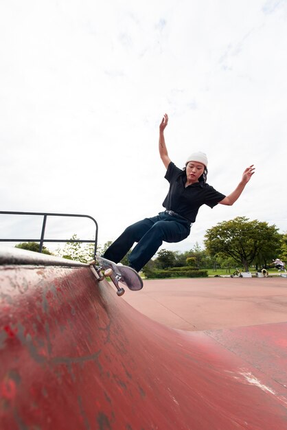 Donna nell'allenamento dello skate park