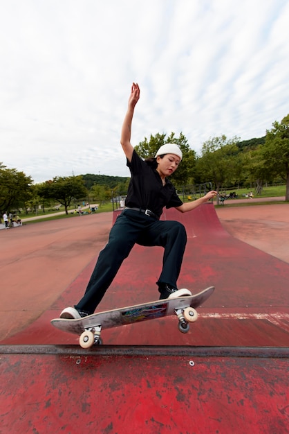 Donna nell'allenamento dello skate park