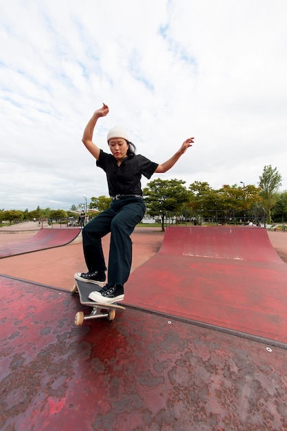 Donna nell'allenamento dello skate park